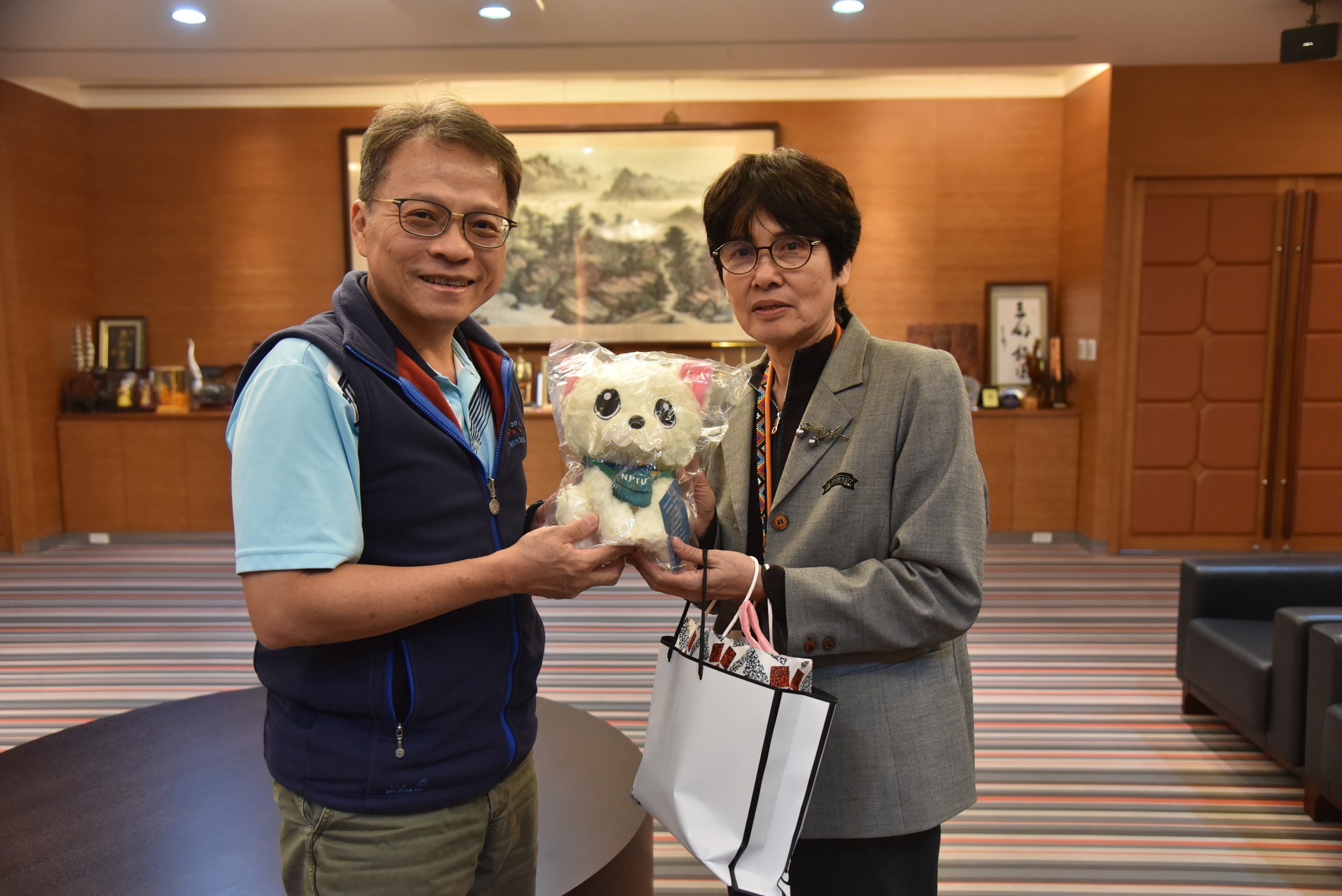 致贈本校吉祥物屏大貝GO