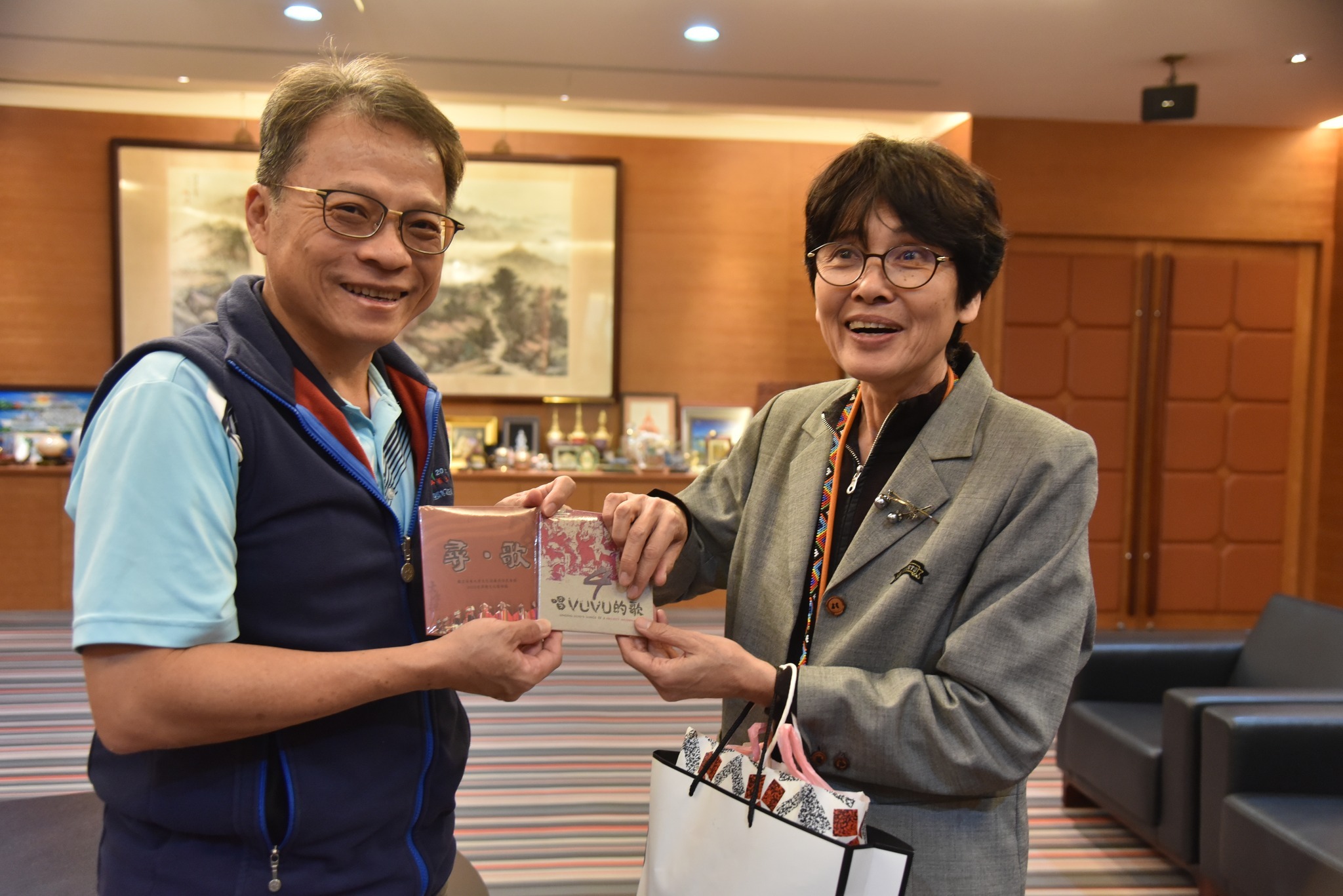 致贈本校原住民專班製作的《唱VUVU的歌》專輯CD